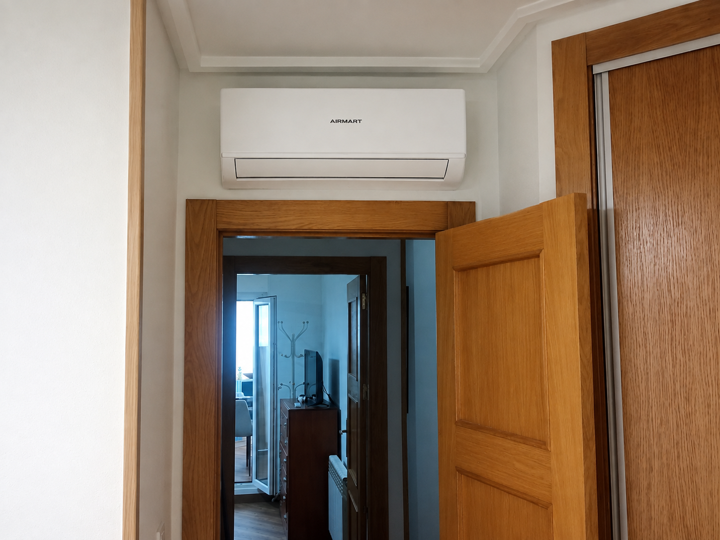 Técnico ClimaVolt instalando aire acondicionado
